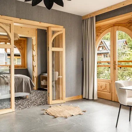 & Czarny Niedzwiedz アパートホテル コシチェリスコ