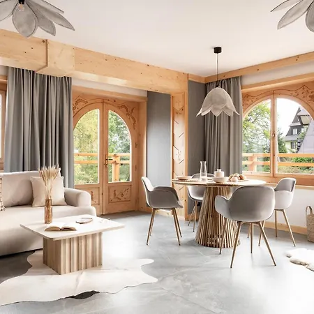 & Czarny Niedzwiedz アパートホテル 4*