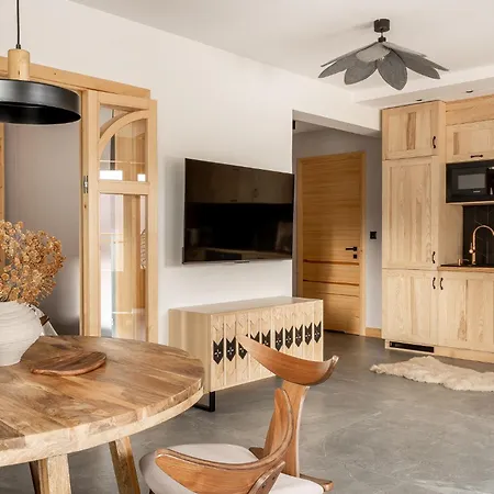 & Czarny Niedzwiedz アパートホテル コシチェリスコ