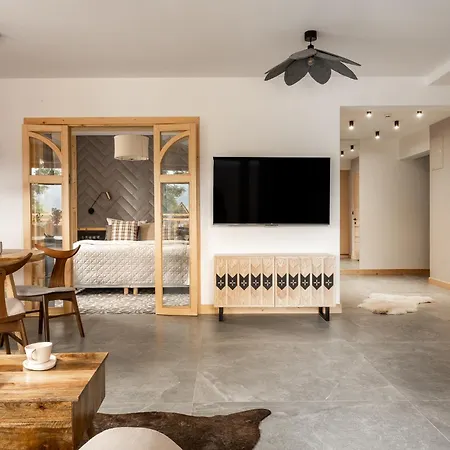 & Czarny Niedzwiedz コシチェリスコ