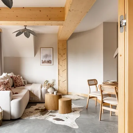 & Czarny Niedzwiedz アパートホテル コシチェリスコ