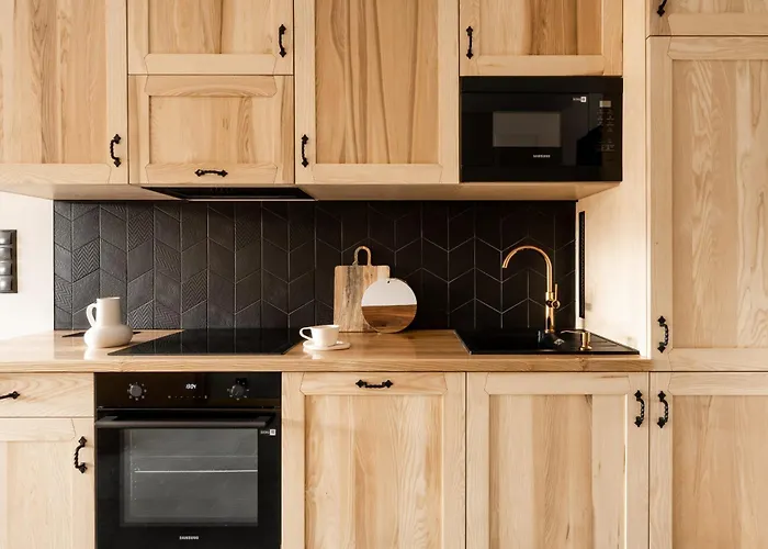 & Czarny Niedzwiedz كوشتيليسكا